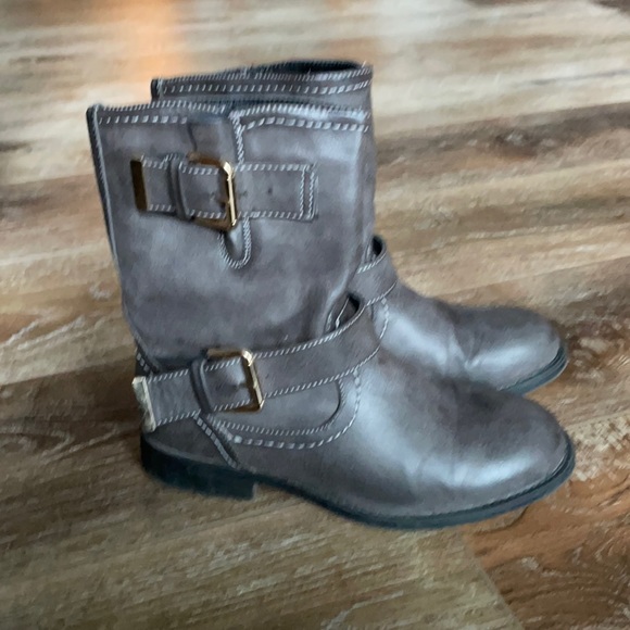 Trend one Shoes - Very nice Gray with gold tone buckle details